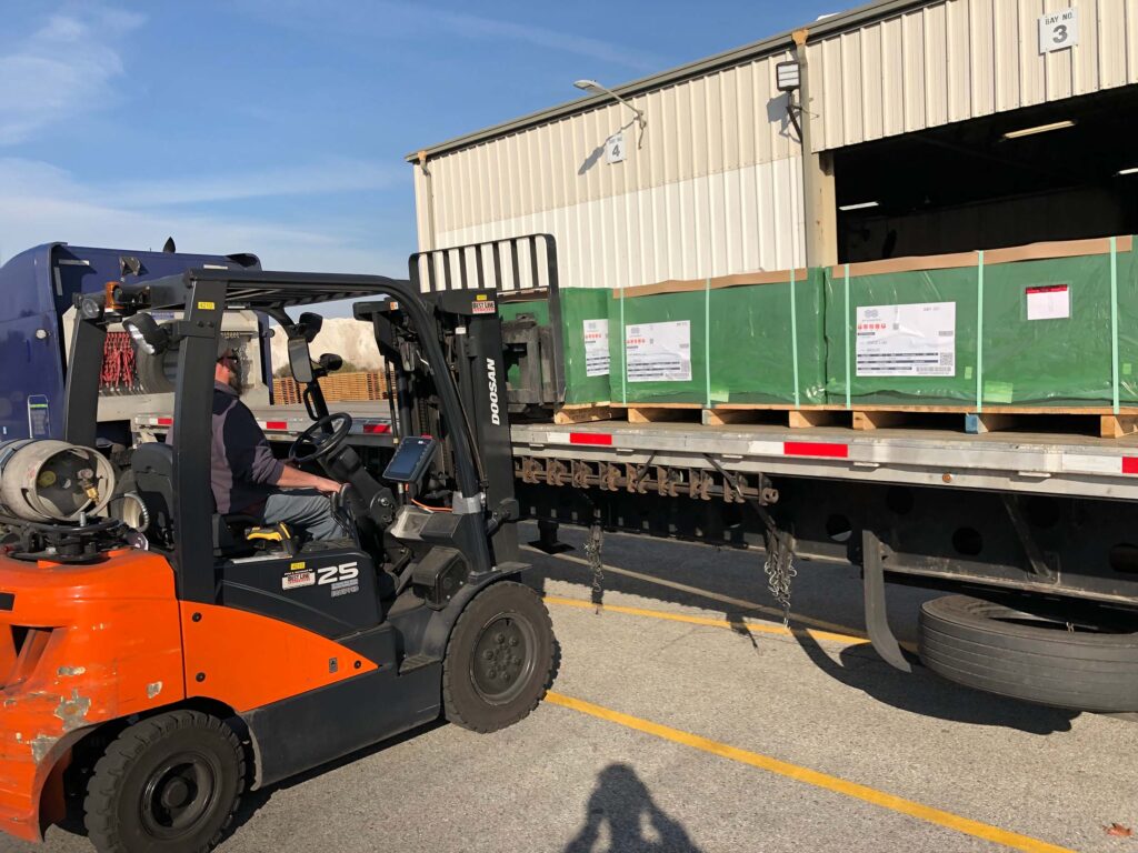 Stapler beim Beladen von Material auf Anhänger